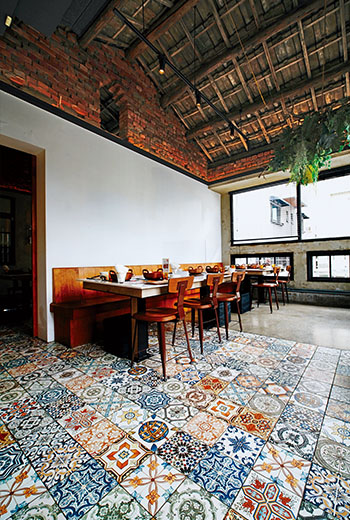 當台灣老房子遇見西班牙絢爛色彩花磚，東西交融，共譜毛房蔥柚鍋復古時尚用餐氛圍